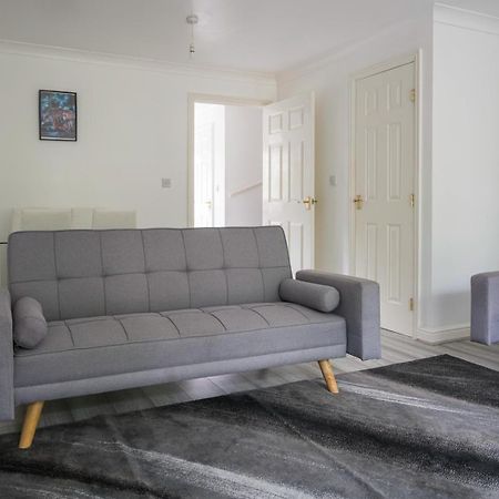 Maidstone Villa 3 Bedroom Free Sports Channels,Parking Sleeps 7 エクステリア 写真