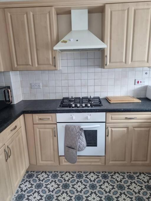 Maidstone Villa 3 Bedroom Free Sports Channels,Parking Sleeps 7 エクステリア 写真