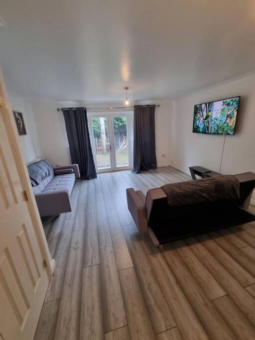 Maidstone Villa 3 Bedroom Free Sports Channels,Parking Sleeps 7 エクステリア 写真