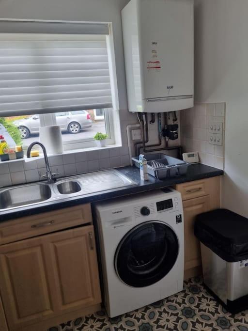Maidstone Villa 3 Bedroom Free Sports Channels,Parking Sleeps 7 エクステリア 写真