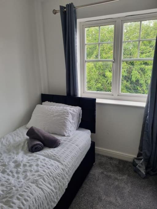 Maidstone Villa 3 Bedroom Free Sports Channels,Parking Sleeps 7 エクステリア 写真