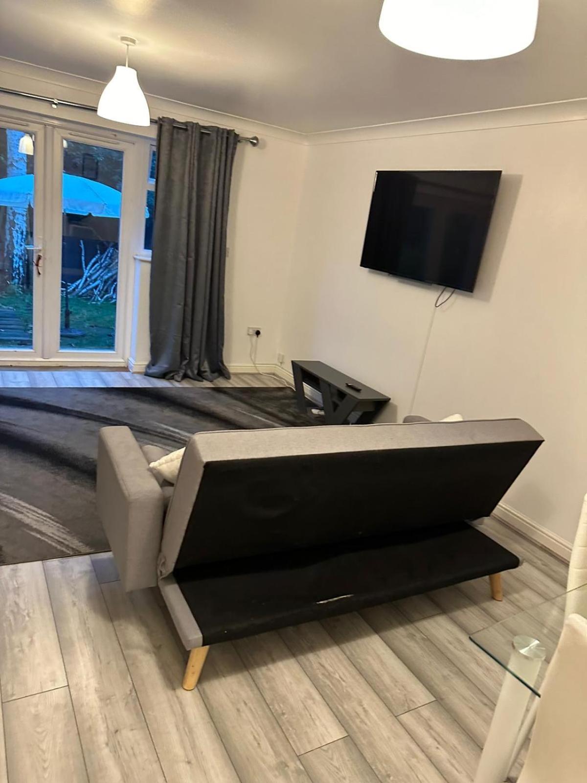 Maidstone Villa 3 Bedroom Free Sports Channels,Parking Sleeps 7 エクステリア 写真