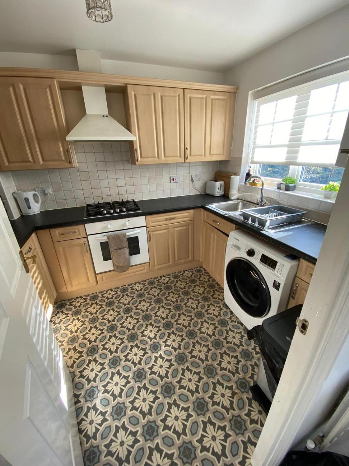 Maidstone Villa 3 Bedroom Free Sports Channels,Parking Sleeps 7 エクステリア 写真