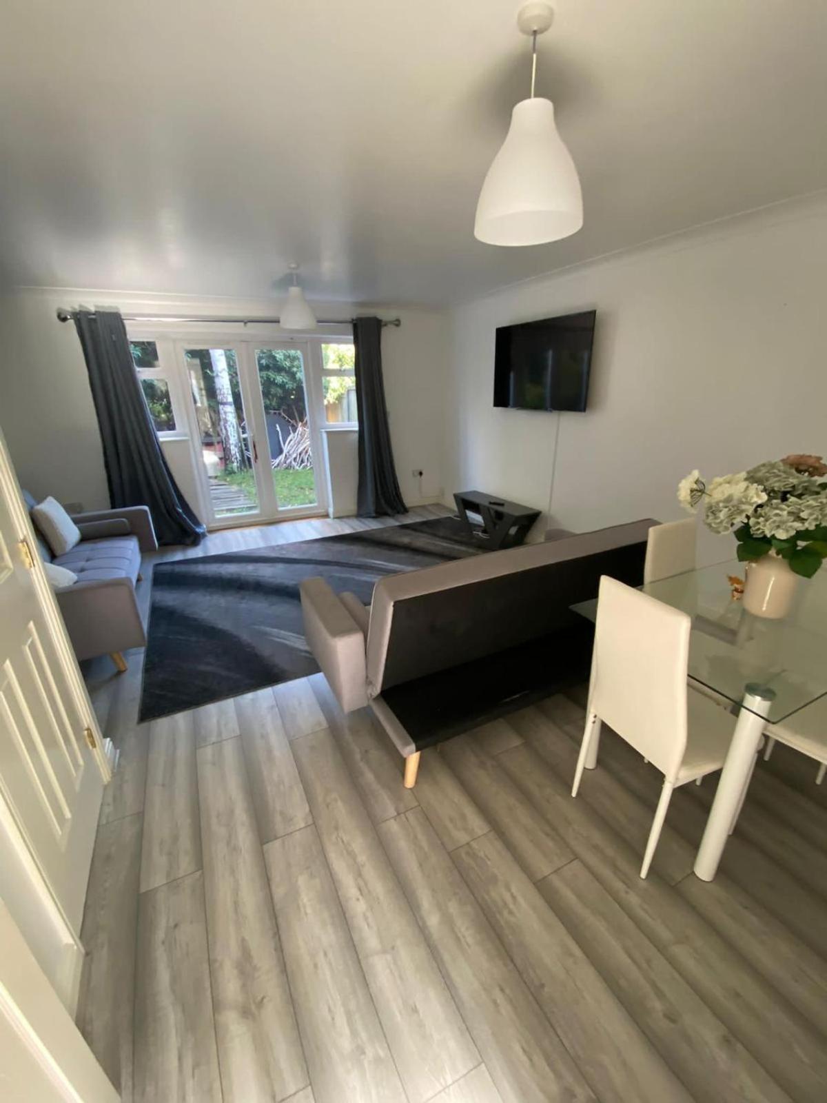 Maidstone Villa 3 Bedroom Free Sports Channels,Parking Sleeps 7 エクステリア 写真