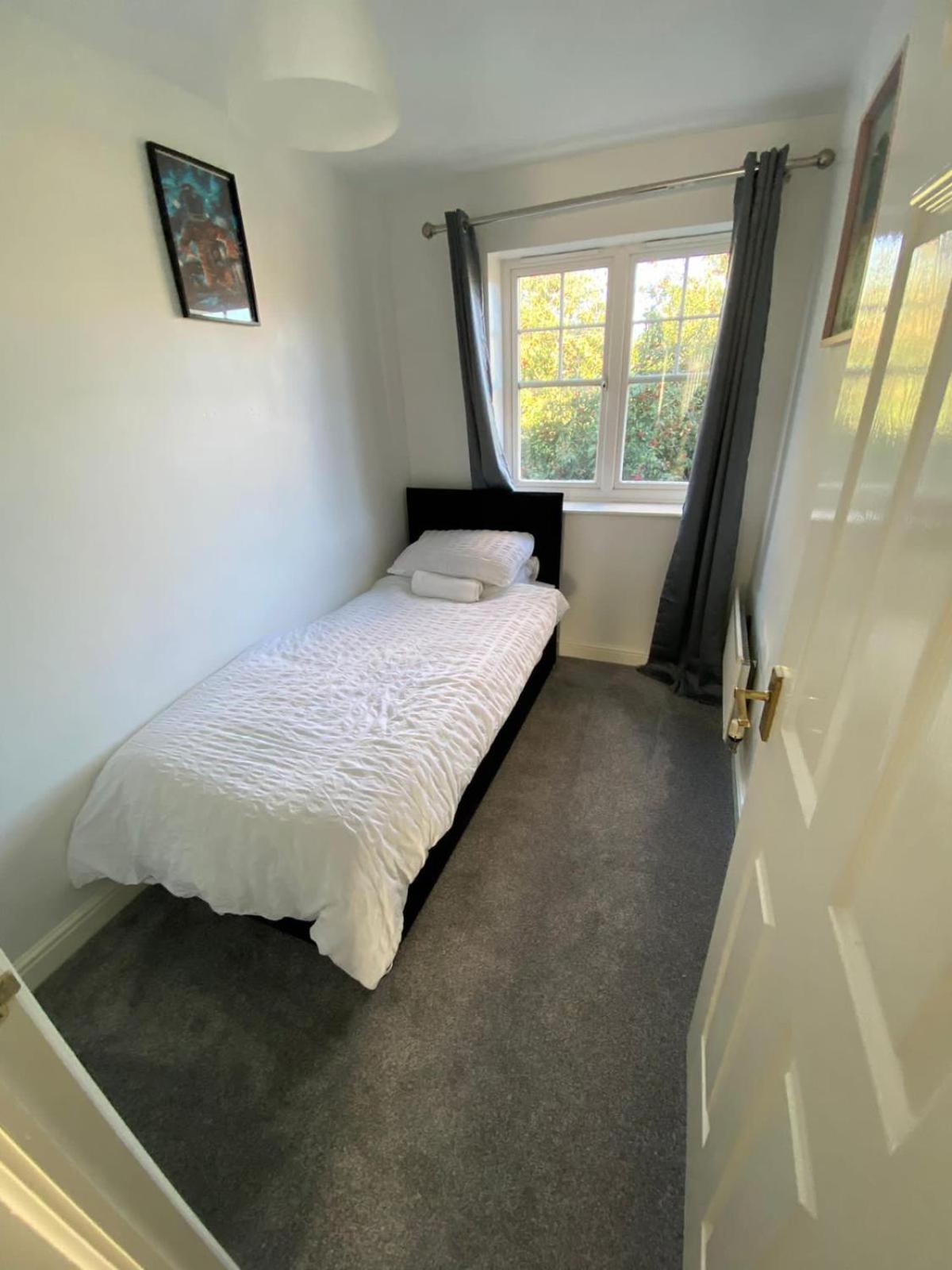 Maidstone Villa 3 Bedroom Free Sports Channels,Parking Sleeps 7 エクステリア 写真