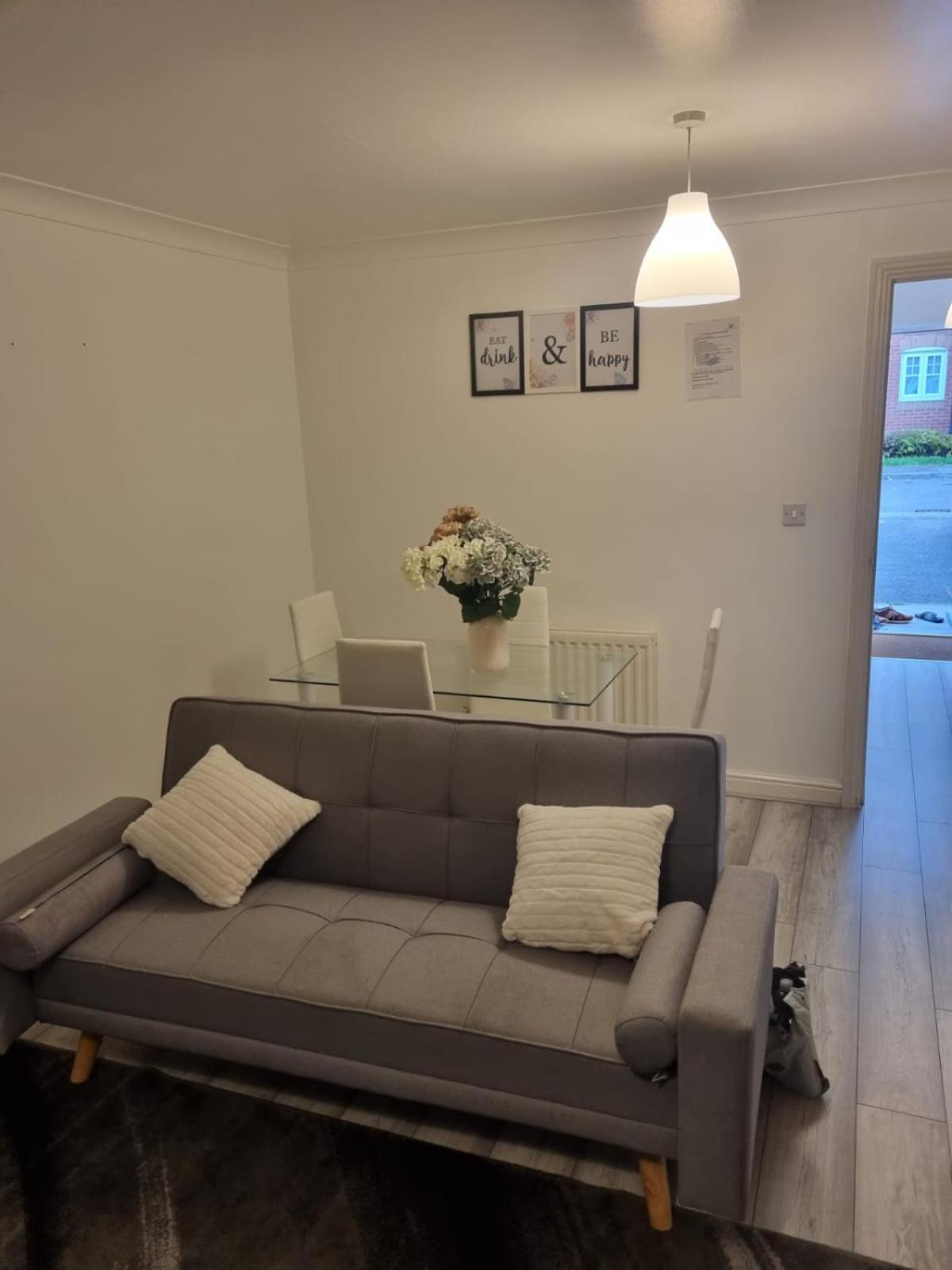 Maidstone Villa 3 Bedroom Free Sports Channels,Parking Sleeps 7 エクステリア 写真
