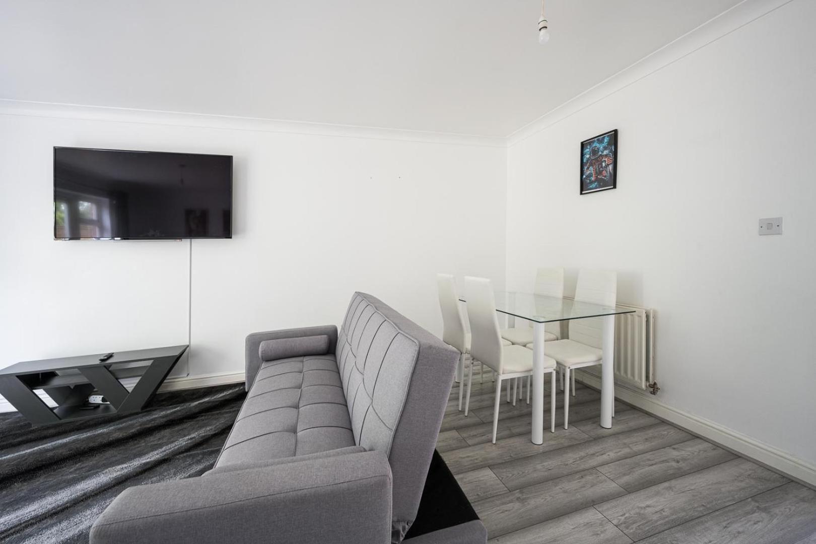 Maidstone Villa 3 Bedroom Free Sports Channels,Parking Sleeps 7 エクステリア 写真