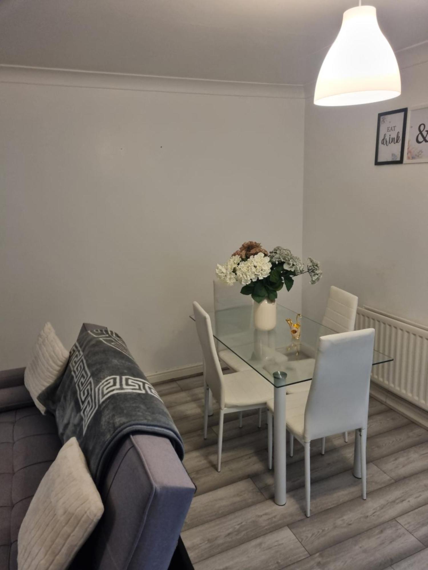 Maidstone Villa 3 Bedroom Free Sports Channels,Parking Sleeps 7 エクステリア 写真