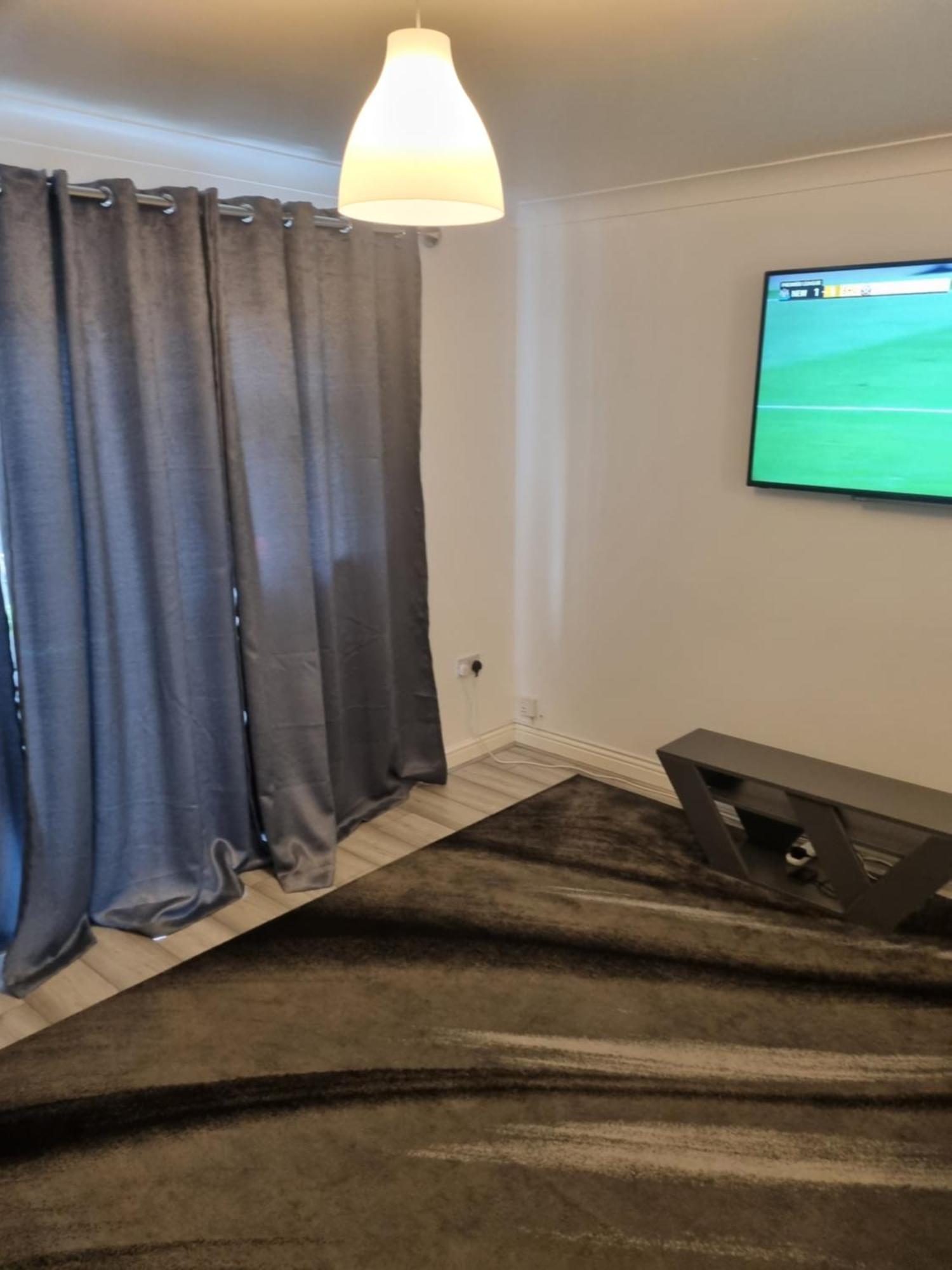 Maidstone Villa 3 Bedroom Free Sports Channels,Parking Sleeps 7 エクステリア 写真